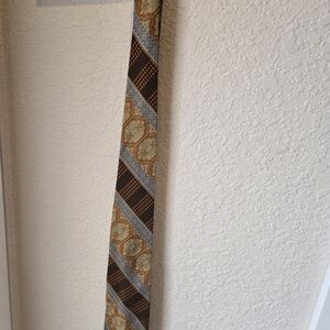Elegant Patterned Tie in Brown and Gold
